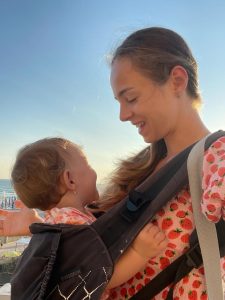 Noi două și restul lumii - nimic altceva nu mai contează.