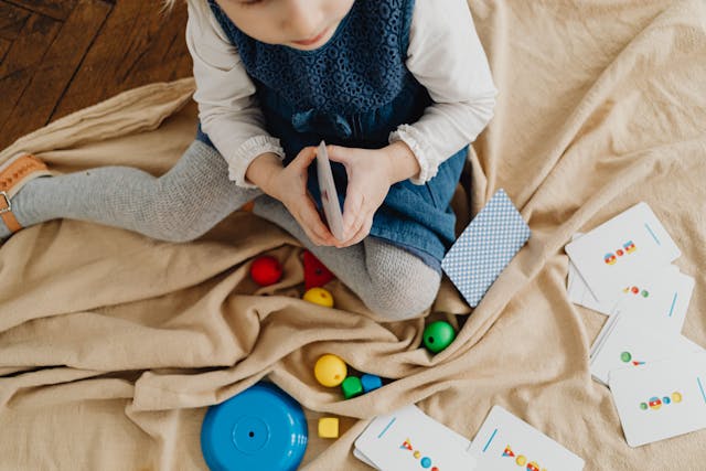 Când brațele îți rămân goale, începi să realizezi că Universul puiului tău a crescut dincolo de ele.